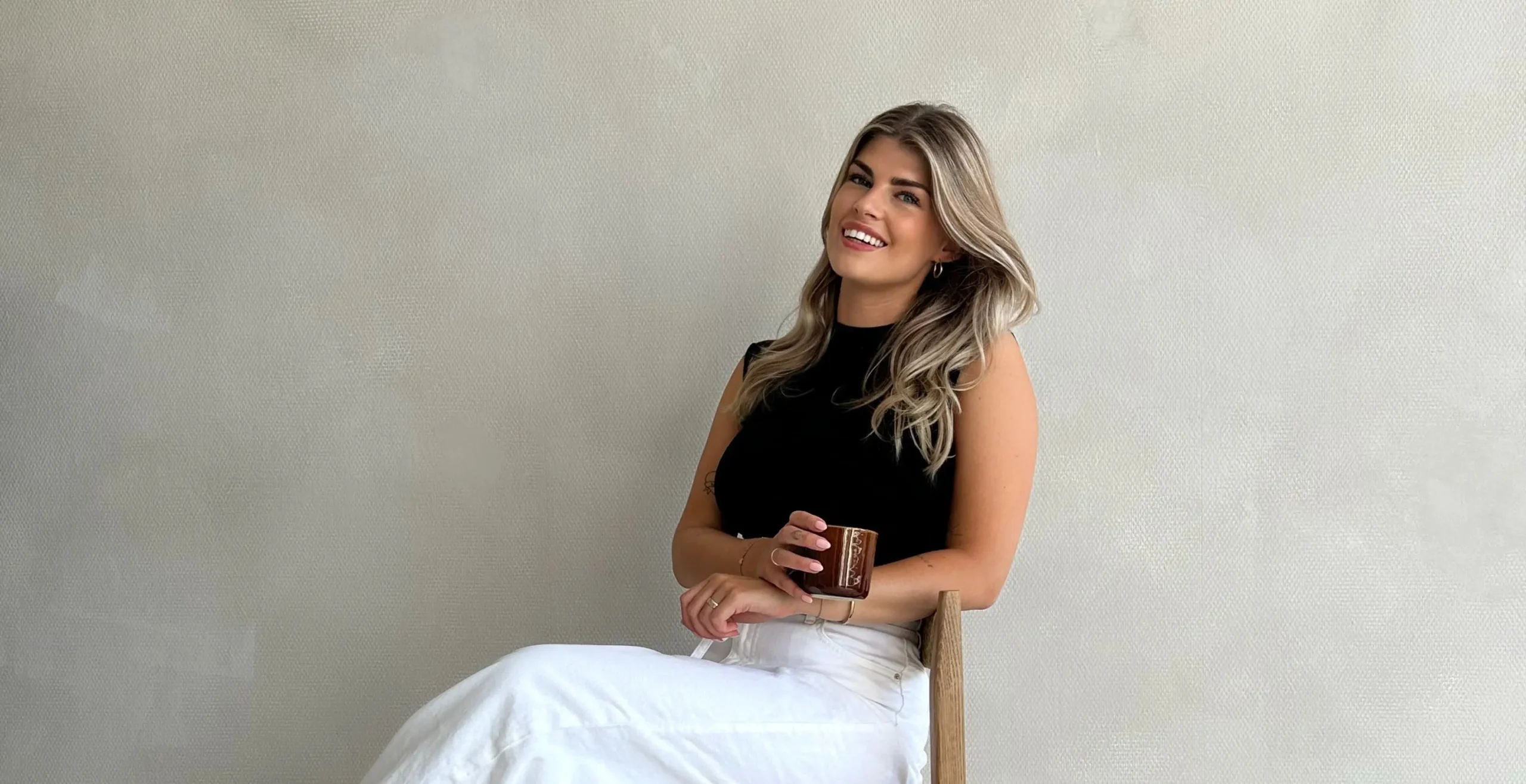 doubletogether-gratis-groeiscan-2.1-mobile Sharon in een lichte studio-setting, klaar voor een gratis groeiscan om jouw bedrijf verder te helpen